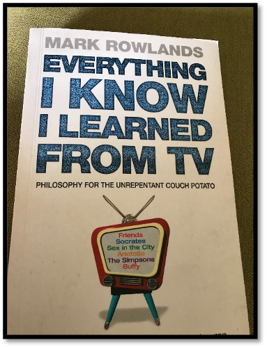 Bilde av en plakat skrevet på engelsk. Det står \"Mark Rowlands everything I know I learned from TV. Philosopht for the unrepentant couch potato\". I tillegg er det en illustrasjon av et TV.
